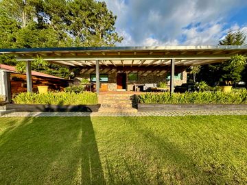 CASA EN VENTA CON AMPLIOS JARDINES Y AGUA ABUNDANTE EN VALLE DE BRAVO