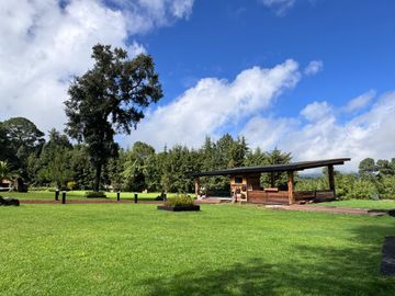 CASA EN VENTA CON AMPLIOS JARDINES Y AGUA ABUNDANTE EN VALLE DE BRAVO