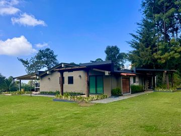 CASA EN VENTA CON AMPLIOS JARDINES Y AGUA ABUNDANTE EN VALLE DE BRAVO