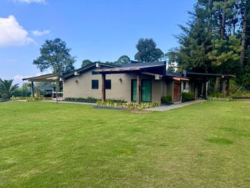 CASA EN VENTA CON AMPLIOS JARDINES Y AGUA ABUNDANTE EN VALLE DE BRAVO