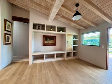 CASA EN VENTA CON AMPLIOS JARDINES Y AGUA ABUNDANTE EN VALLE DE BRAVO