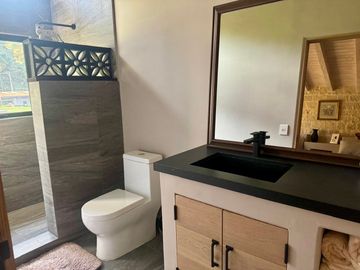 CASA EN VENTA CON AMPLIOS JARDINES Y AGUA ABUNDANTE EN VALLE DE BRAVO
