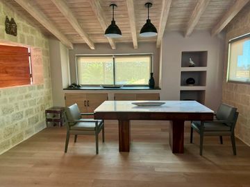CASA EN VENTA CON AMPLIOS JARDINES Y AGUA ABUNDANTE EN VALLE DE BRAVO