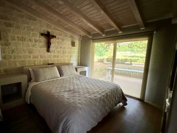 CASA EN VENTA CON AMPLIOS JARDINES Y AGUA ABUNDANTE EN VALLE DE BRAVO