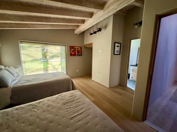 CASA EN VENTA CON AMPLIOS JARDINES Y AGUA ABUNDANTE EN VALLE DE BRAVO