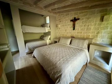 CASA EN VENTA CON AMPLIOS JARDINES Y AGUA ABUNDANTE EN VALLE DE BRAVO