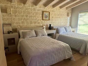 CASA EN VENTA CON AMPLIOS JARDINES Y AGUA ABUNDANTE EN VALLE DE BRAVO