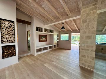 CASA EN VENTA CON AMPLIOS JARDINES Y AGUA ABUNDANTE EN VALLE DE BRAVO