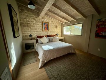 CASA EN VENTA CON AMPLIOS JARDINES Y AGUA ABUNDANTE EN VALLE DE BRAVO