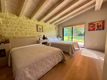 CASA EN VENTA CON AMPLIOS JARDINES Y AGUA ABUNDANTE EN VALLE DE BRAVO