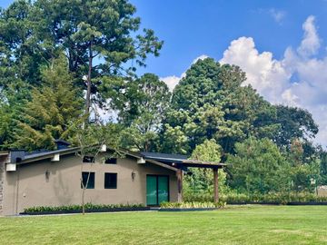 CASA EN VENTA CON AMPLIOS JARDINES Y AGUA ABUNDANTE EN VALLE DE BRAVO