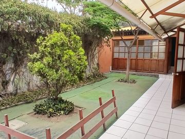 VENDO CASA COMO TERRENO A UNA CUADRA DE WONG DE LA PLANICIE
