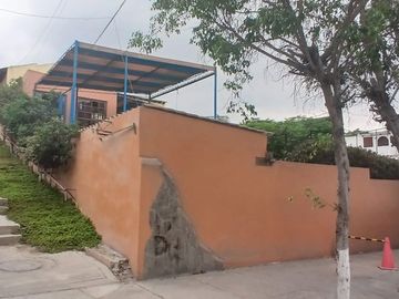 VENDO CASA COMO TERRENO A UNA CUADRA DE WONG DE LA PLANICIE