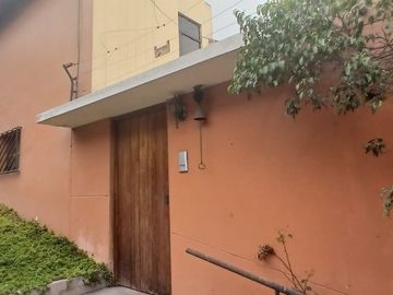 VENDO CASA COMO TERRENO A UNA CUADRA DE WONG DE LA PLANICIE