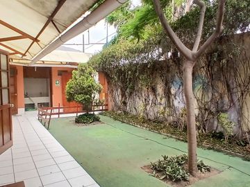 VENDO CASA COMO TERRENO A UNA CUADRA DE WONG DE LA PLANICIE