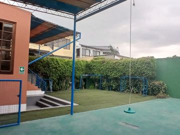 VENDO CASA COMO TERRENO A UNA CUADRA DE WONG DE LA PLANICIE