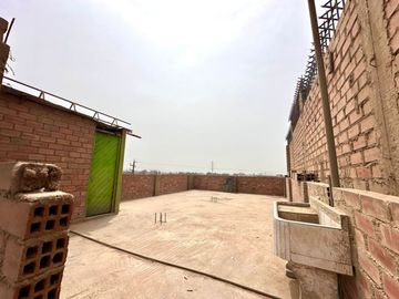 Casa De 3 Pisos En Av De Doble Via En San Pedro - Carabayllo
