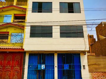 Casa De 3 Pisos En Av De Doble Via En San Pedro - Carabayllo