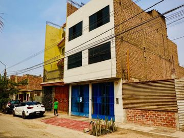 Casa De 3 Pisos En Av De Doble Via En San Pedro - Carabayllo