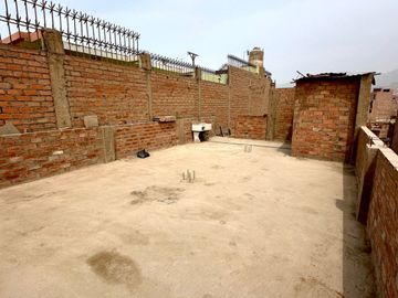 Casa De 3 Pisos En Av De Doble Via En San Pedro - Carabayllo