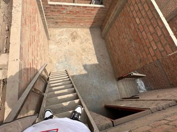 Casa De 3 Pisos En Av De Doble Via En San Pedro - Carabayllo