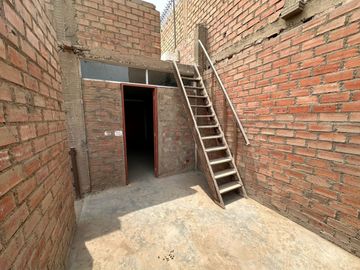 Casa De 3 Pisos En Av De Doble Via En San Pedro - Carabayllo