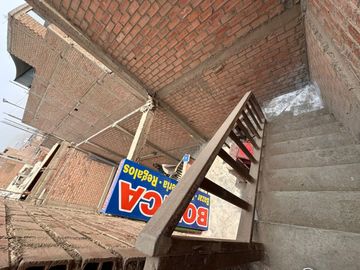 Casa De 3 Pisos En Av De Doble Via En San Pedro - Carabayllo