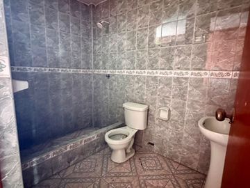 Casa De 3 Pisos En Av De Doble Via En San Pedro - Carabayllo