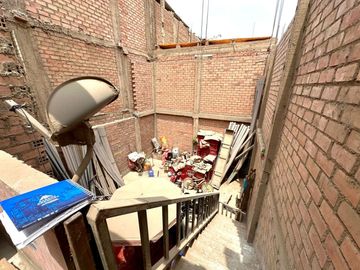 Casa De 3 Pisos En Av De Doble Via En San Pedro - Carabayllo