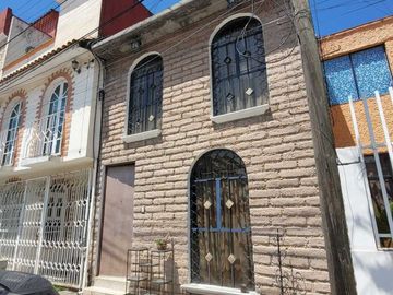 CASA EN VENTA EN METEPEC, A UNA CUADRA DE AV. LAS TORRES