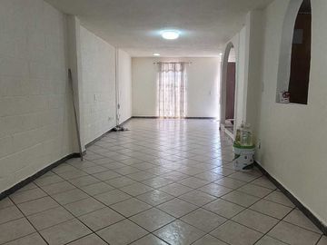 CASA EN VENTA EN METEPEC, A UNA CUADRA DE AV. LAS TORRES