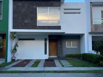Casa en Venta en La Cima, Zapopan – Ubicación, Comodidad y Seguridad