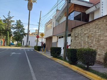 EXCELENTE OPORTUNIDAD DE INVERSIÓN  CASA EN REMODELACION. COL. ARBOLEDAS DE GUADALUPE