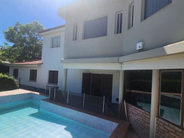 VENTA HERMOSA CASA EN PH INDEPENDIENTE- CENTRICA 4 DORMITORIOS