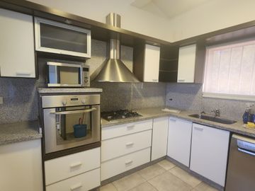 VENTA HERMOSA CASA EN PH INDEPENDIENTE- CENTRICA 4 DORMITORIOS