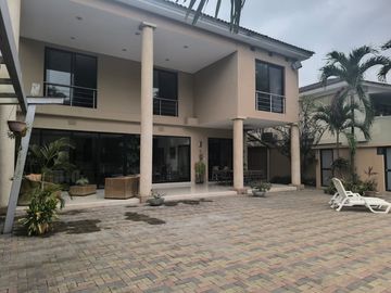 VENTA LAGUNA CLUB - CASA 4 DORMITORIOS -ESTUDIO- SALA ESTAR- PÉRGOLA- PISCINA