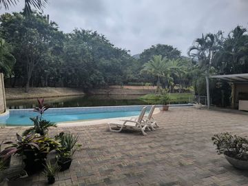 VENTA LAGUNA CLUB - CASA 4 DORMITORIOS -ESTUDIO- SALA ESTAR- PÉRGOLA- PISCINA