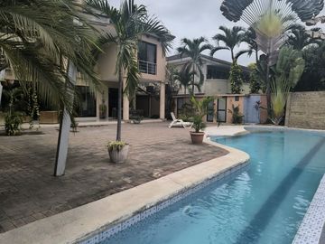 VENTA LAGUNA CLUB - CASA 4 DORMITORIOS -ESTUDIO- SALA ESTAR- PÉRGOLA- PISCINA