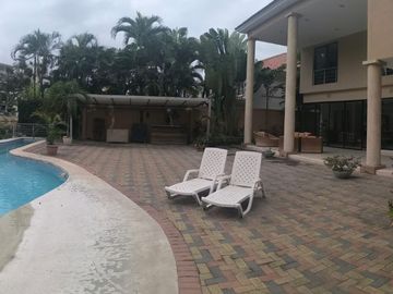VENTA LAGUNA CLUB - CASA 4 DORMITORIOS -ESTUDIO- SALA ESTAR- PÉRGOLA- PISCINA
