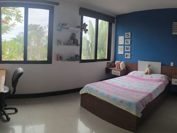 VENTA LAGUNA CLUB - CASA 4 DORMITORIOS -ESTUDIO- SALA ESTAR- PÉRGOLA- PISCINA
