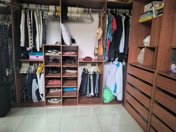 VENTA LAGUNA CLUB - CASA 4 DORMITORIOS -ESTUDIO- SALA ESTAR- PÉRGOLA- PISCINA