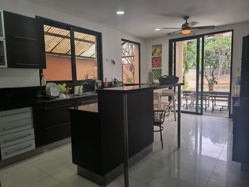 VENTA LAGUNA CLUB - CASA 4 DORMITORIOS -ESTUDIO- SALA ESTAR- PÉRGOLA- PISCINA