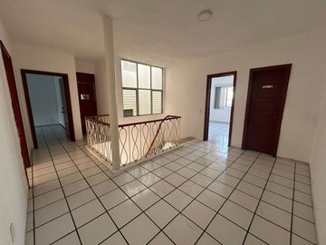 Casa en Arcos Vallarta, ideal para departamentos o oficinas.