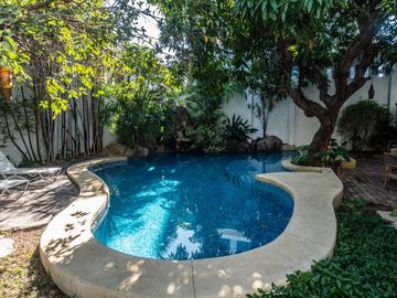 Casa de Lujo en venta con Alberca, amplio jardin y terrazas, ideal para hotel boutique en Centro Historico