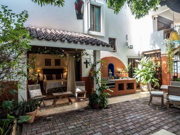 Casa de Lujo en venta con Alberca, amplio jardin y terrazas, ideal para hotel boutique en Centro Historico