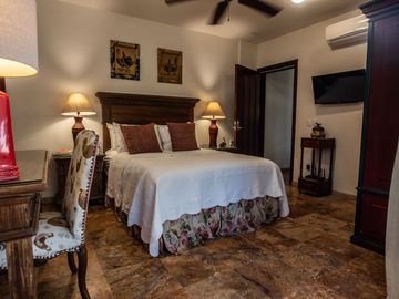 Casa de Lujo en venta con Alberca, amplio jardin y terrazas, ideal para hotel boutique en Centro Historico