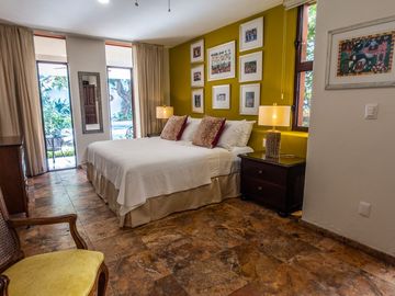 Casa de Lujo en venta con Alberca, amplio jardin y terrazas, ideal para hotel boutique en Centro Historico