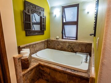 Casa de Lujo en venta con Alberca, amplio jardin y terrazas, ideal para hotel boutique en Centro Historico