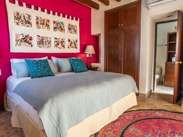 Casa de Lujo en venta con Alberca, amplio jardin y terrazas, ideal para hotel boutique en Centro Historico