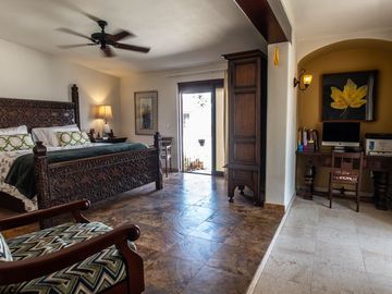 Casa de Lujo en venta con Alberca, amplio jardin y terrazas, ideal para hotel boutique en Centro Historico